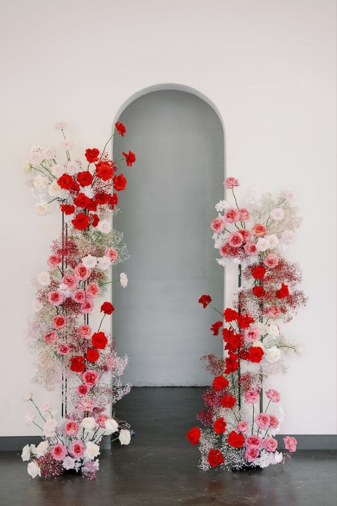 altar moderno com flores rosas brancas e vermelhas