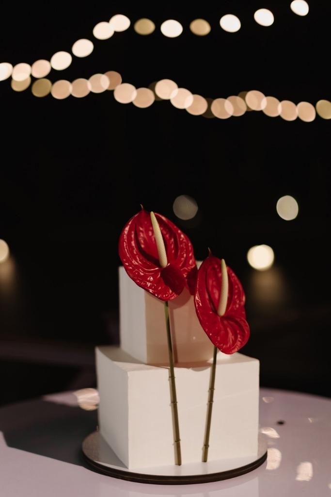 bolo de casamento com flores vermelhas