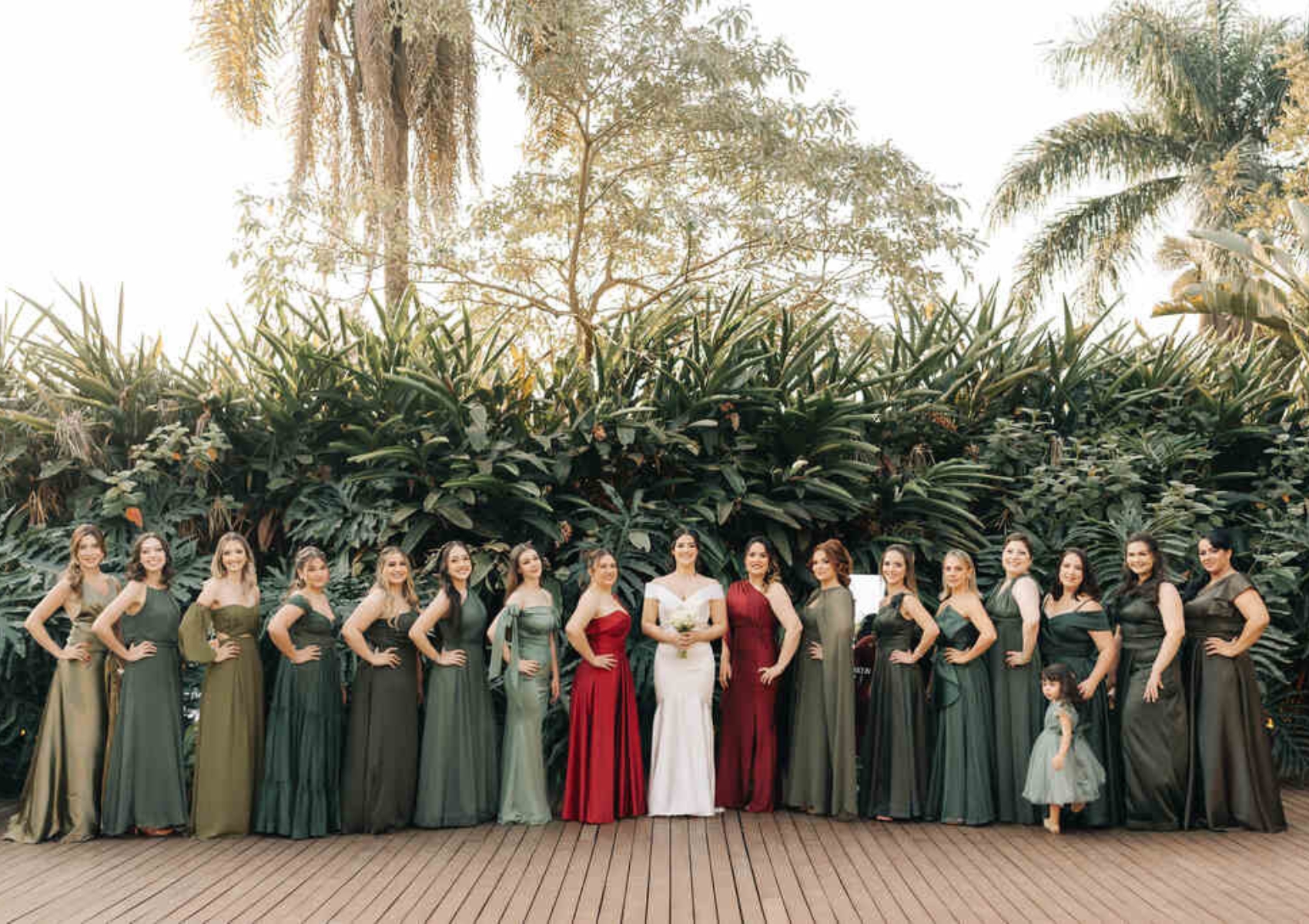 madrinha com vestido vermelho ao lado das madrinhas de verde