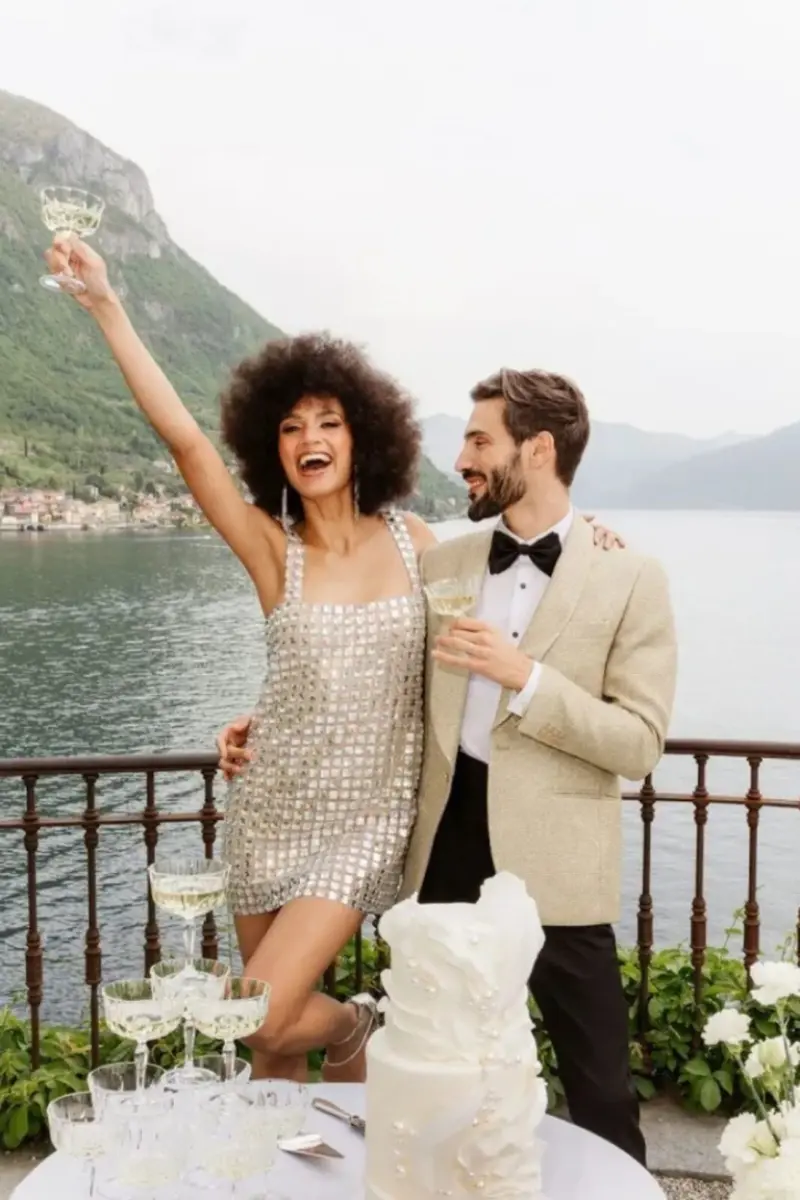 celebração de casamento ao ar livre em frente a lago