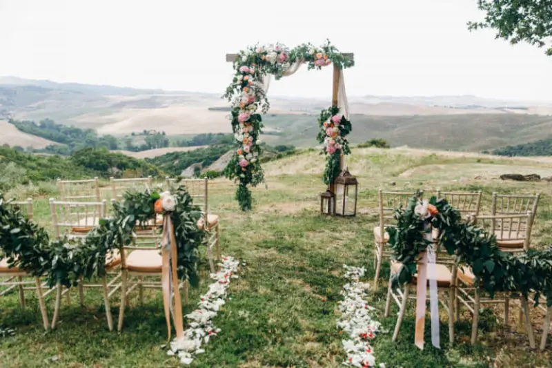 decora&ccedil;&atilde;o de casamento ao ar livre com estilo r&uacute;stico e paisag&iacute;stico