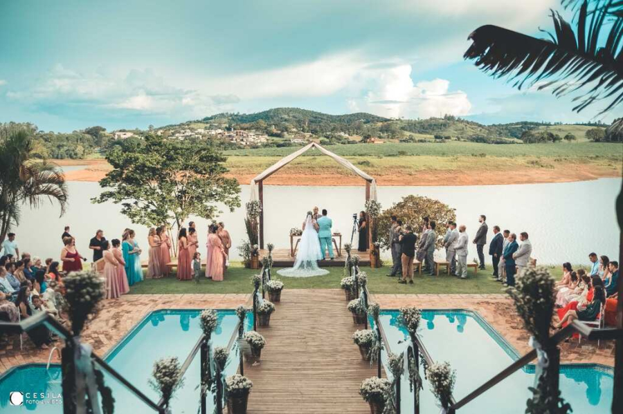 cerimônia com vista para praia no Villa Om Namô