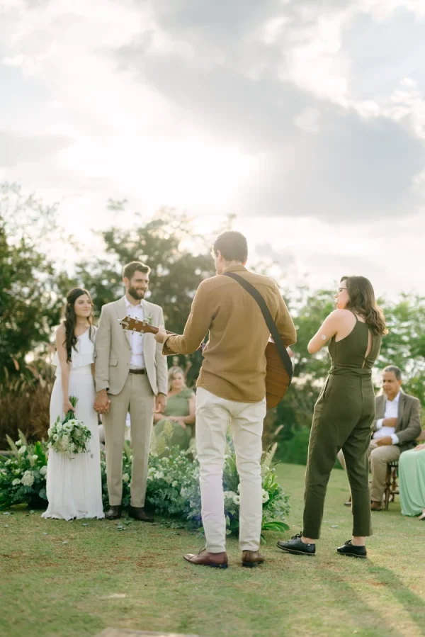 cerim&ocirc;nia de casamento com 10 pessoas ao ar livre