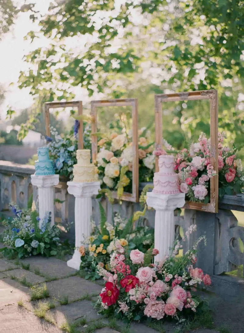 decora&ccedil;&atilde;o em tom pastel com molduras suspensas e pilares romanos