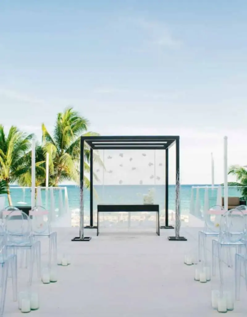 altar de casamento moderno em estilo gazebo na praia