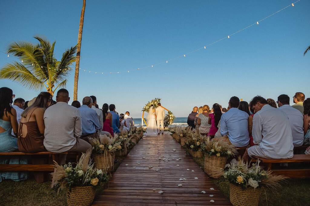 noivos no altar no casamento na praia