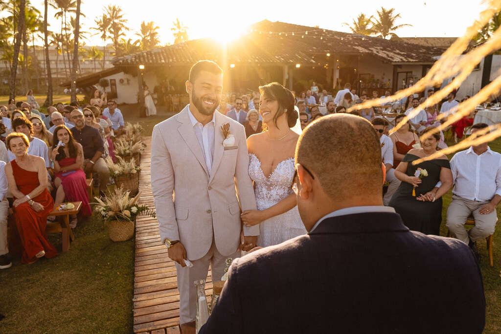 noivos no altar no casamento na praia