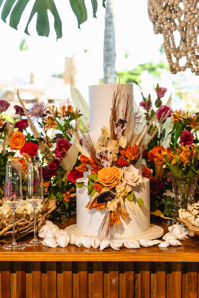 mesa com bolo de casamento