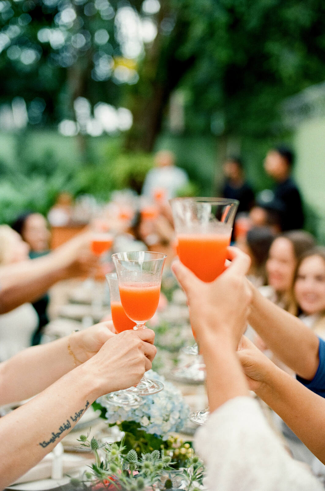 foto analógica de pessoas brindando