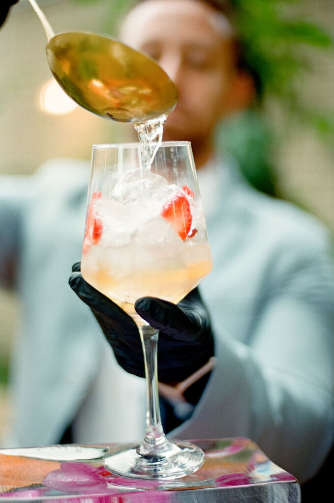 foto analógica de homem fazendo drink