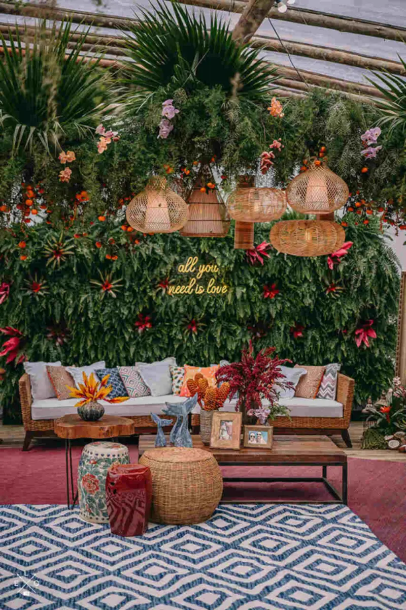 lounge com arranjos suspensos