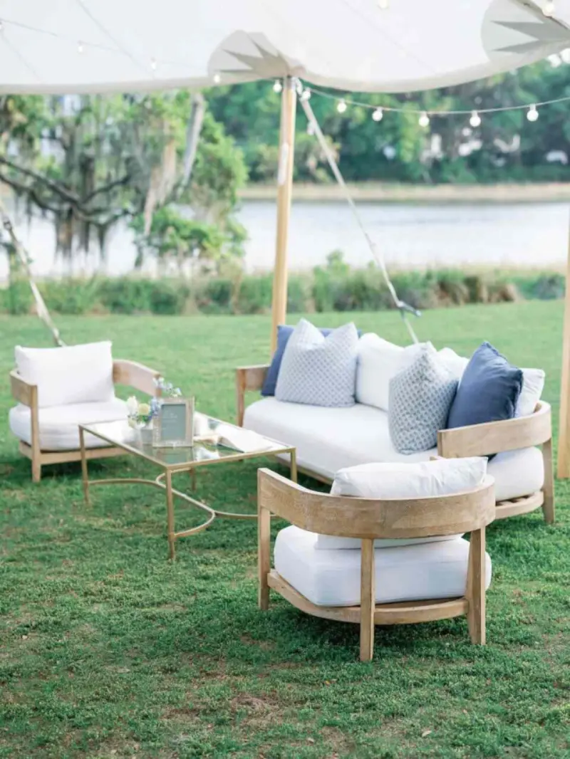 lounge para casamento ao ar livre perto do lago