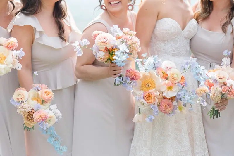 madrinhas com buques com flores azuis e rosas