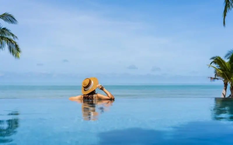mulher curtindo piscina em lua de mel