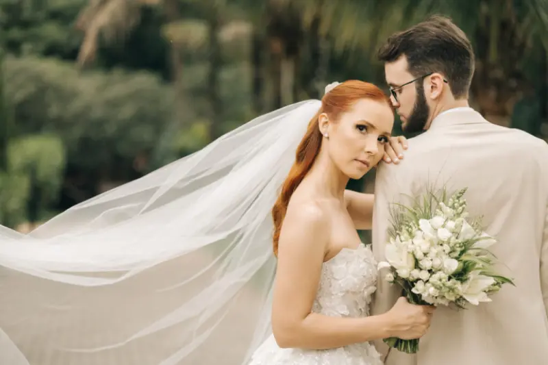 casal em um momento romântico de casamento ao ar livre.