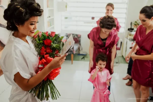 capa post: momento emocionante do "making of" da noiva, quando ela recebe um presente especial