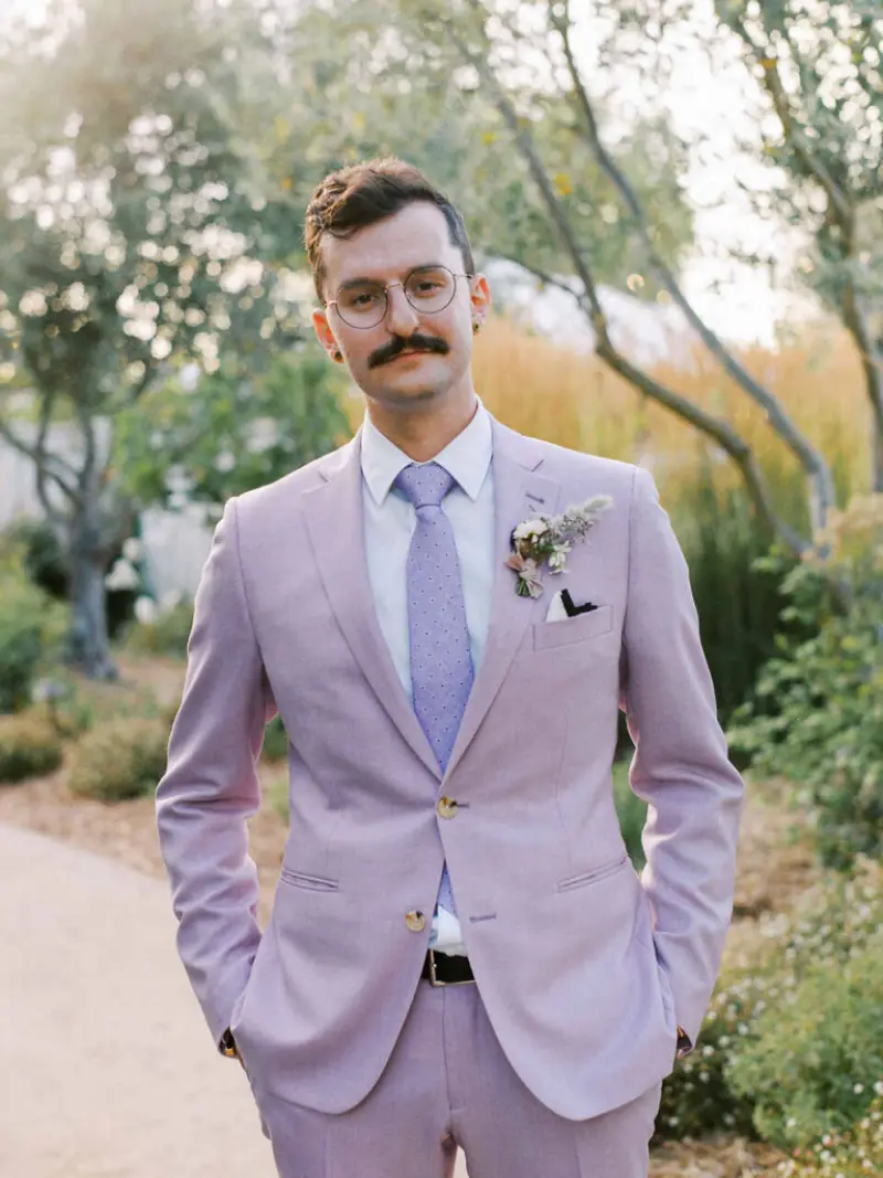 noivo com terno em tom pastel