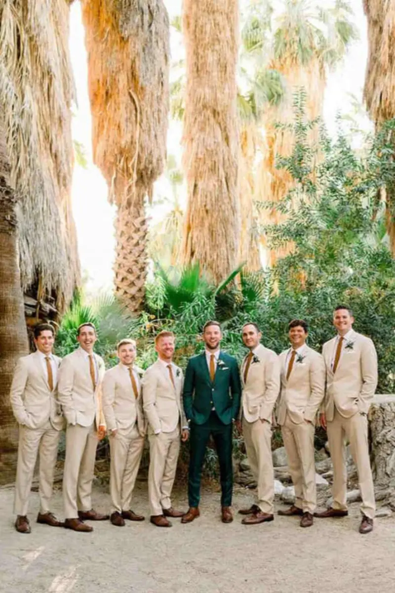 noivo e padrinhos terno masculino bege de casamento de dia