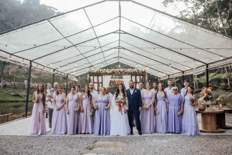 cerimônia de casamento ao ar livre sob uma estrutura de tenda