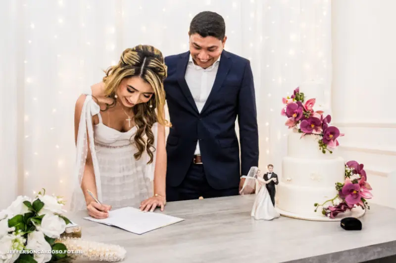 noivos assinando certid&atilde;o de casamento no cart&oacute;rio