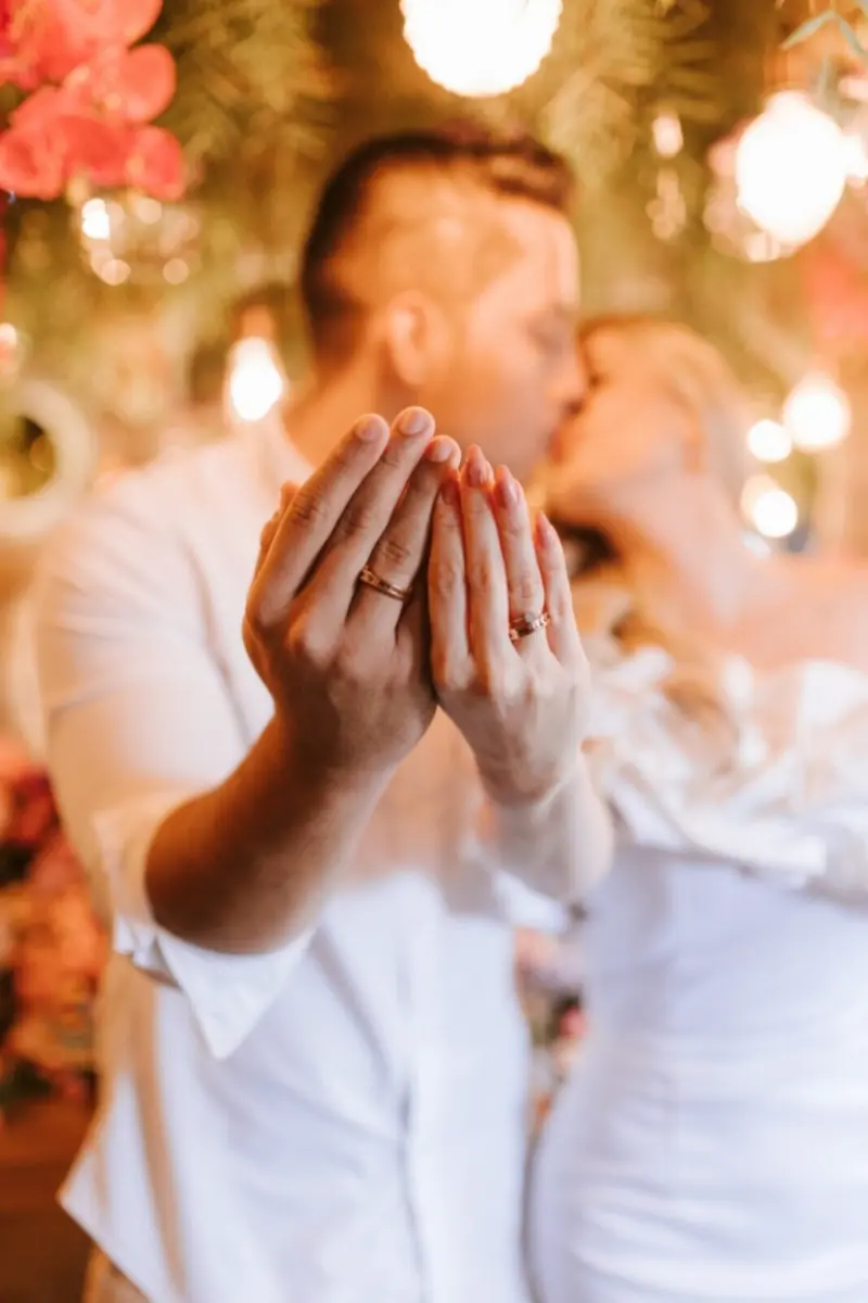casal celebrando uma união intimista com alianças de casamento em destaque