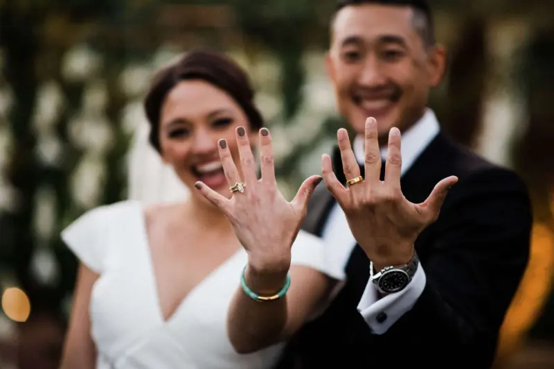 asal recém-casado exibindo suas alianças de casamento