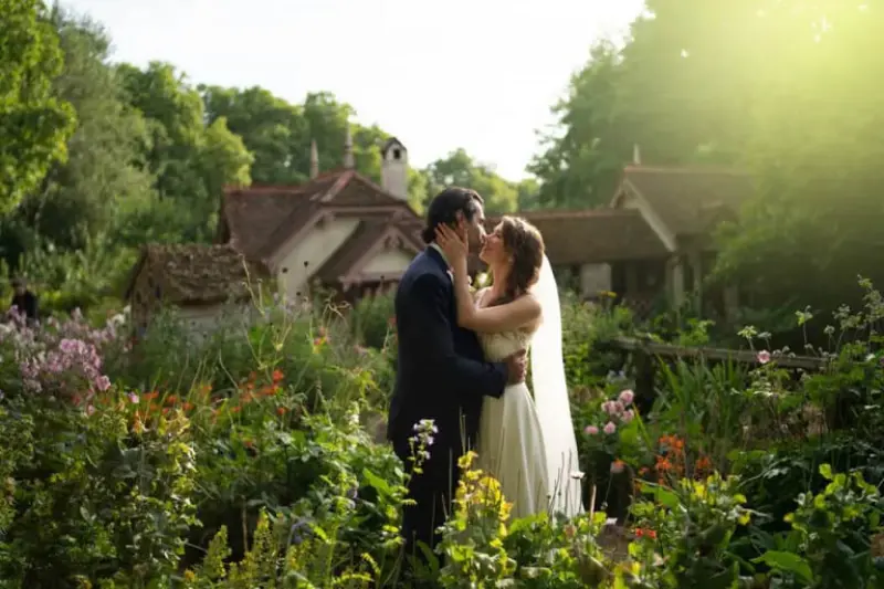 momento rom&acirc;ntico de um casal em um jardim em casamento de dia