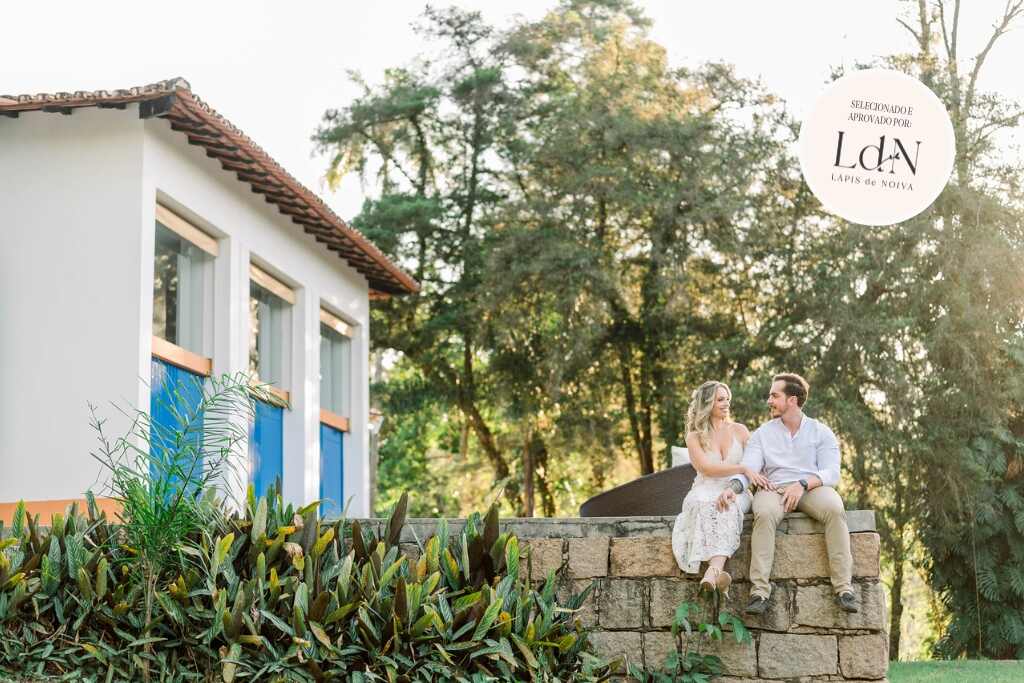 Casal sentado no muro