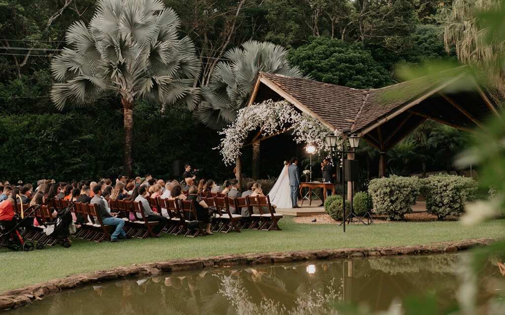 casamento ao lado do lago