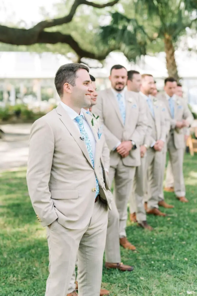 padrinhos com ternos claros