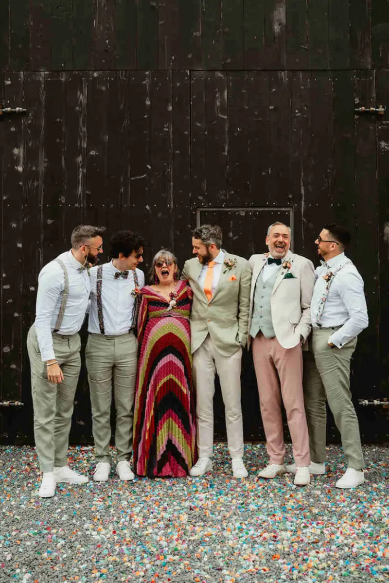 padrinhos com ternos em tom pastel