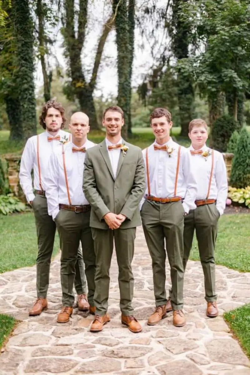 trajes para padrinhos e noivo em casamento de dia com tons de verde oliva e detalhes em marrom terracota