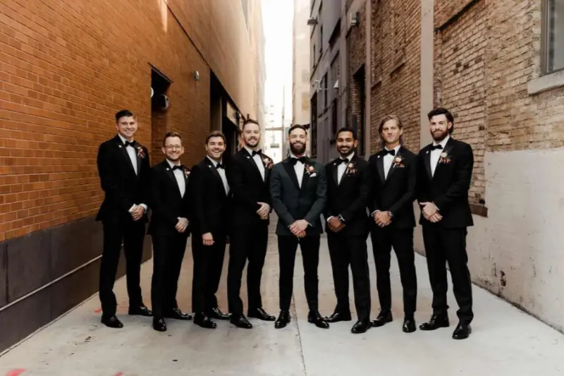 padrinhos com trajes formais de casamento urbano