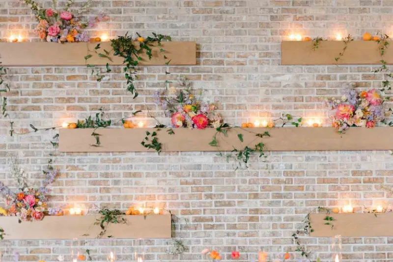 parede de tijolinhos com flores rosinhas