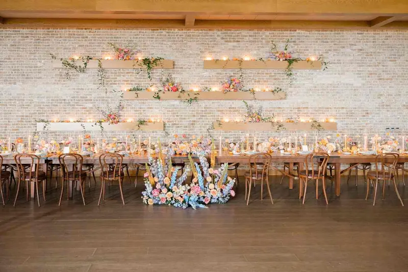 parede de tijolinhos com mesas comunit&aacute;rias