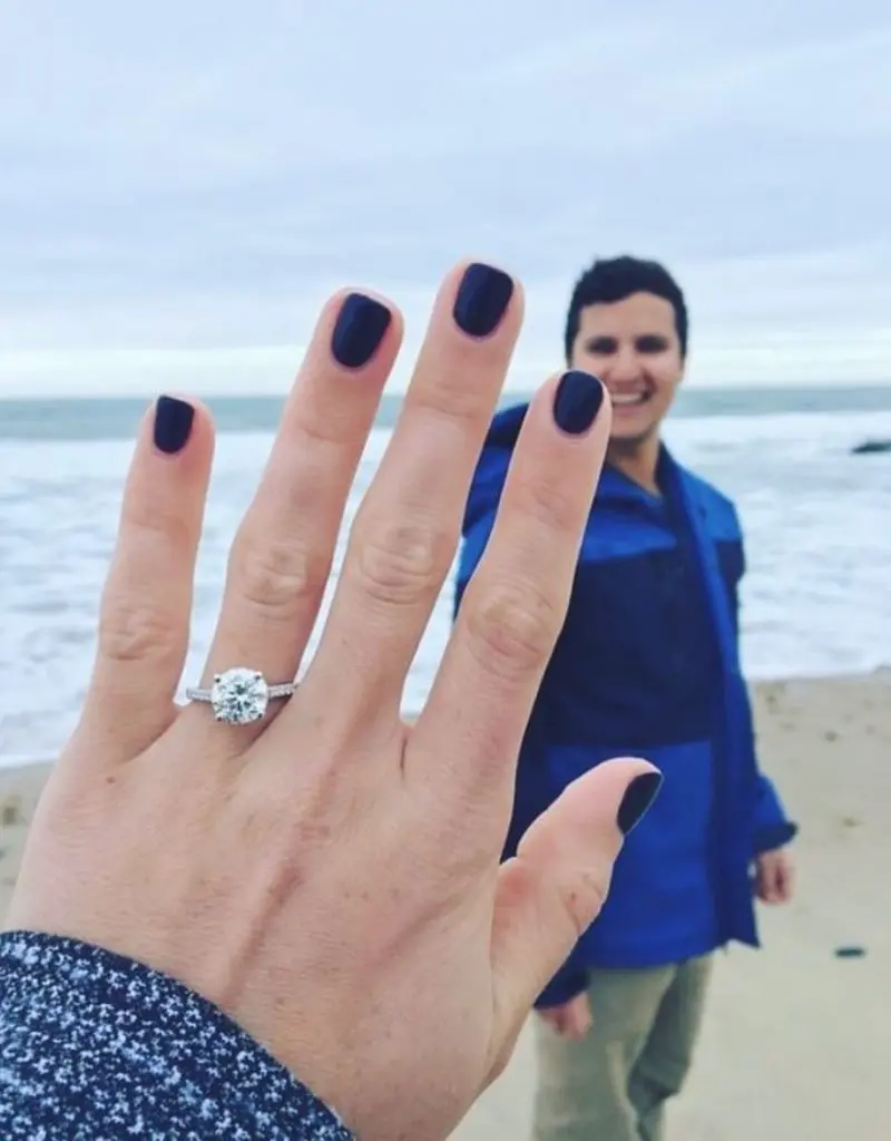 pedido de casamento com anel de noivado na praia