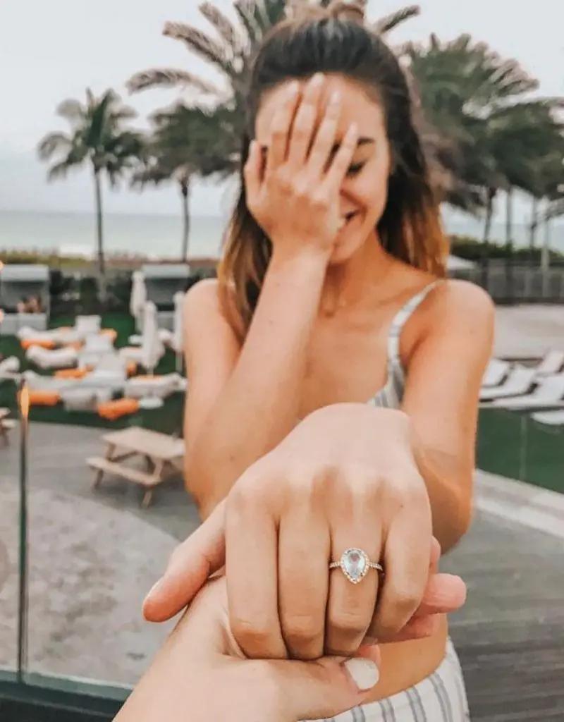 pedido de casamento com anel de noivado