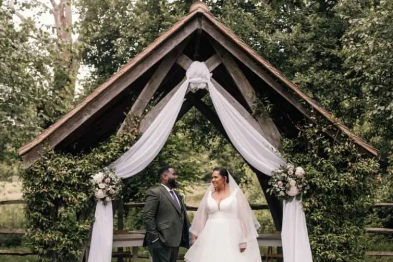 sa&iacute;da dos noivos casamento diurno