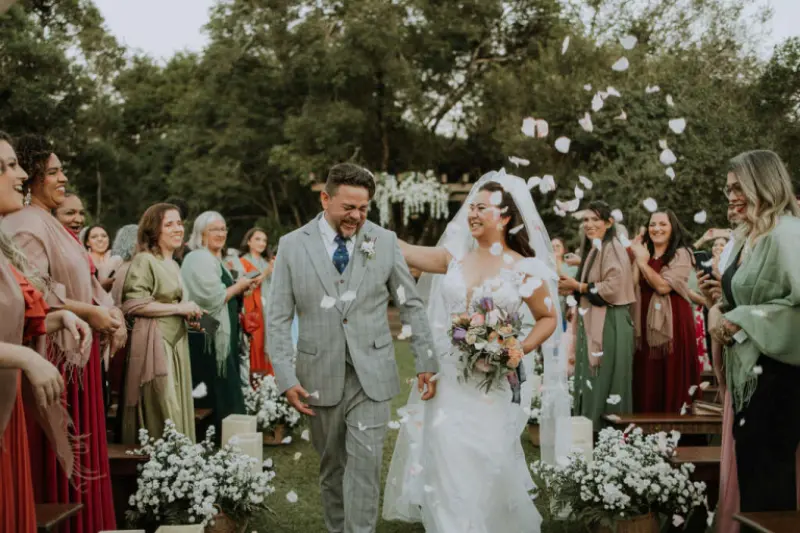 saída dos noivos em casamento ao ar livre