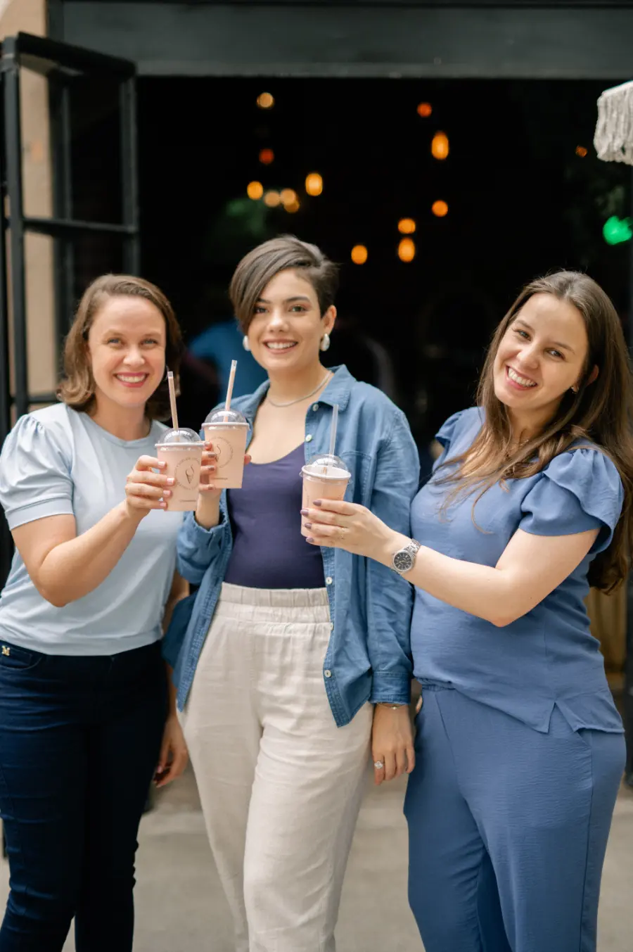 mulheres brindando com milk shake