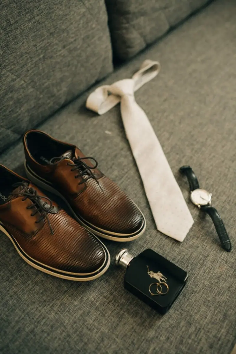 sapato, gravata, perfume e relógio