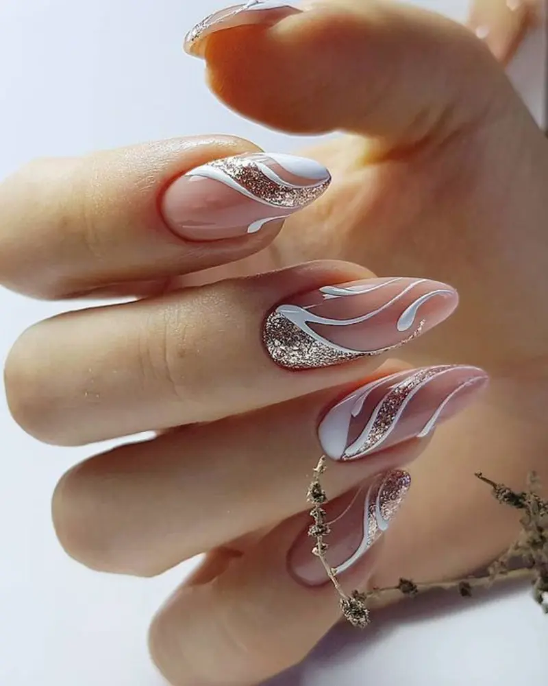 nail art para noivas com glitter dourado e linhas brancas