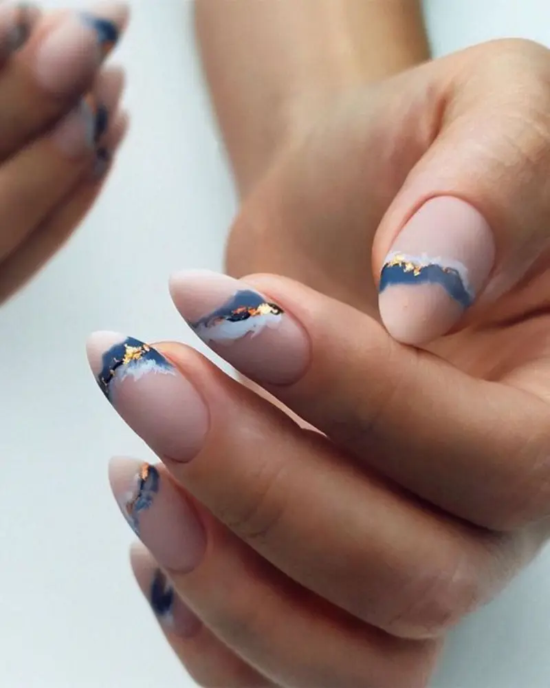 unhas decoradas com tema oceânico e detalhes em dourado