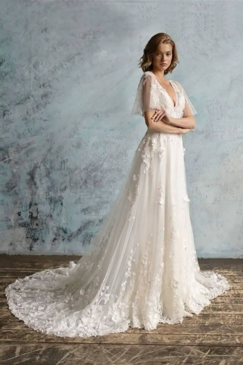 vestido de noiva estilo boho com decote em V profundo e mangas borboleta