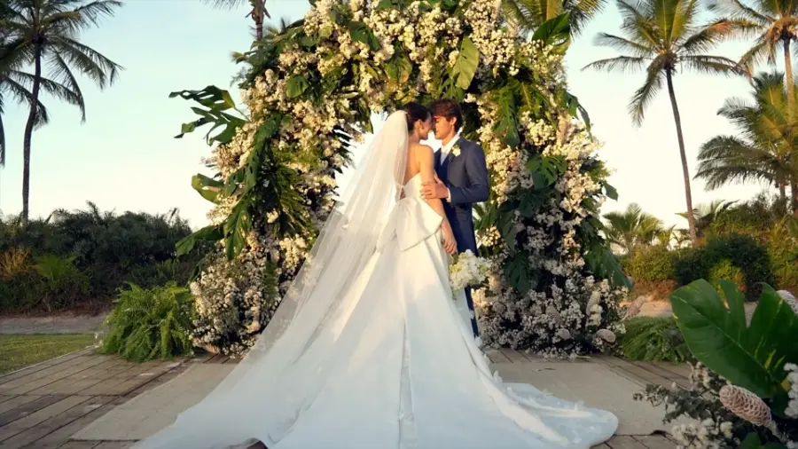 v&iacute;deo de casamento em cerim&ocirc;nia com casal em frente ao altar no por do sol
