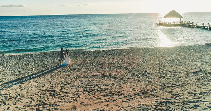 vista a&eacute;rea de um casal celebrando um casamento na praia em um resort em Punta Cana