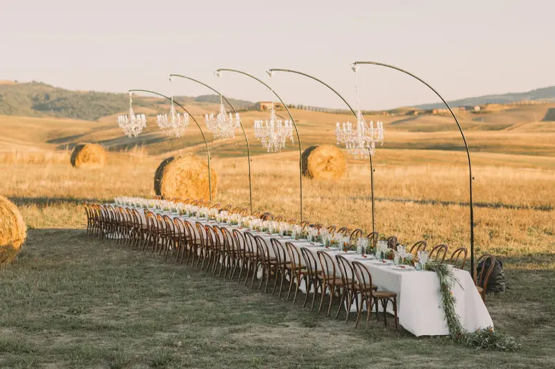 mesa comunitária com luzes presas ao ar livre