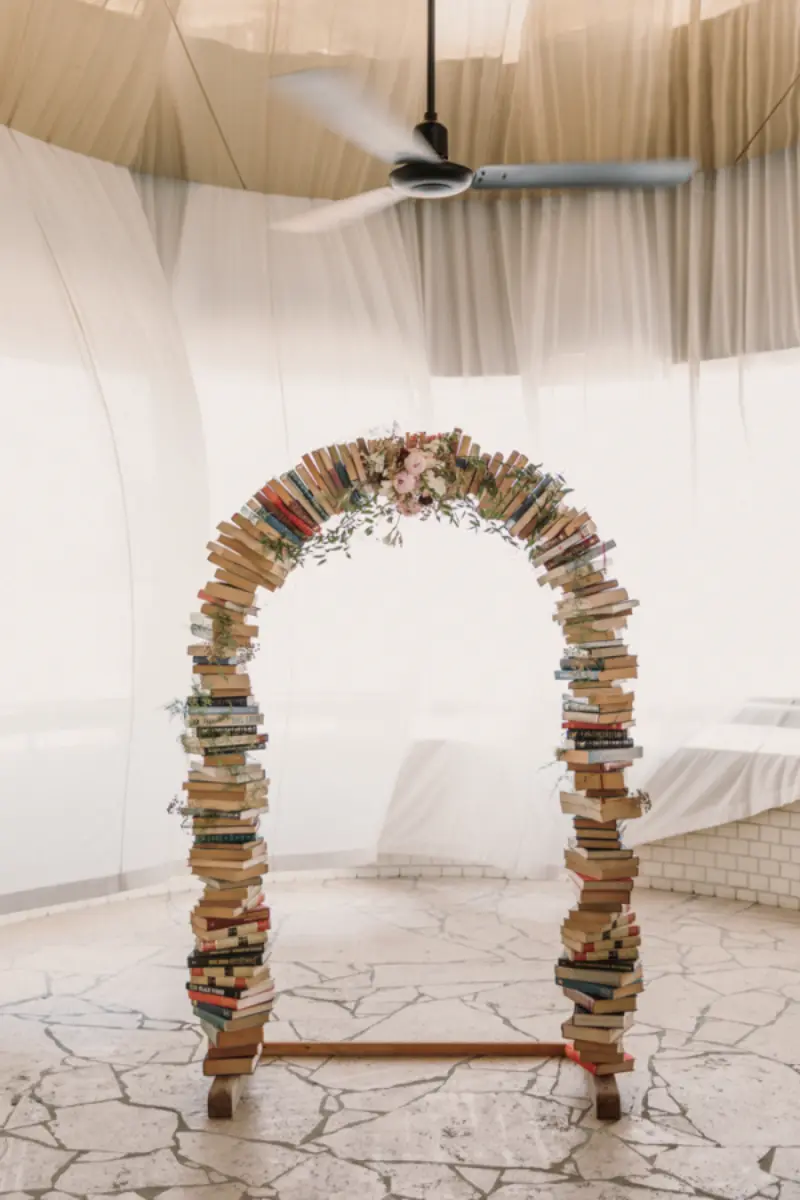 Altar para casamento com temática de livros