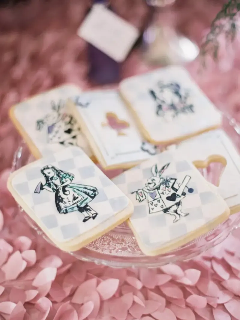Biscoitos decorados para casamento com tema Alice no País das Maravilhas