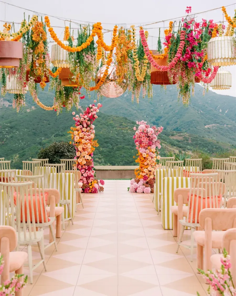 altar colorido com flores
